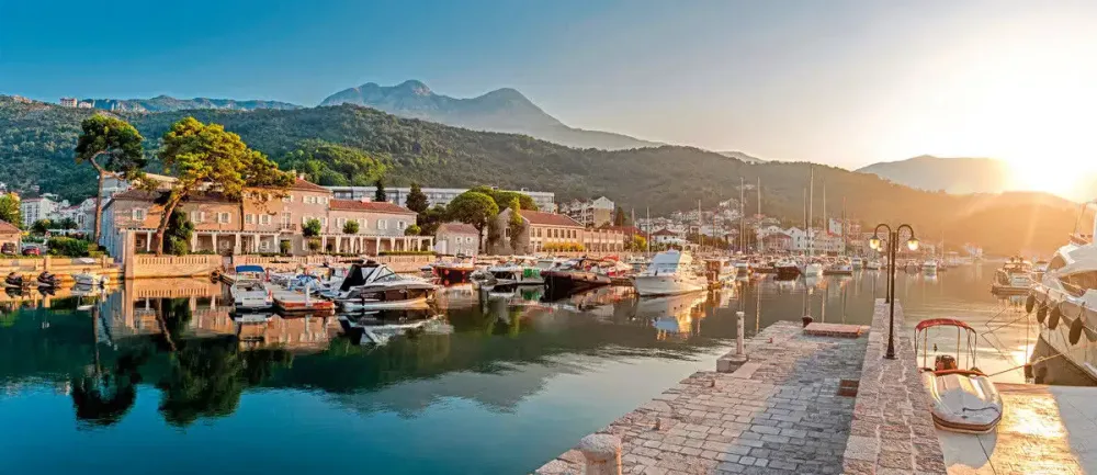Lazure Hotel & Marina