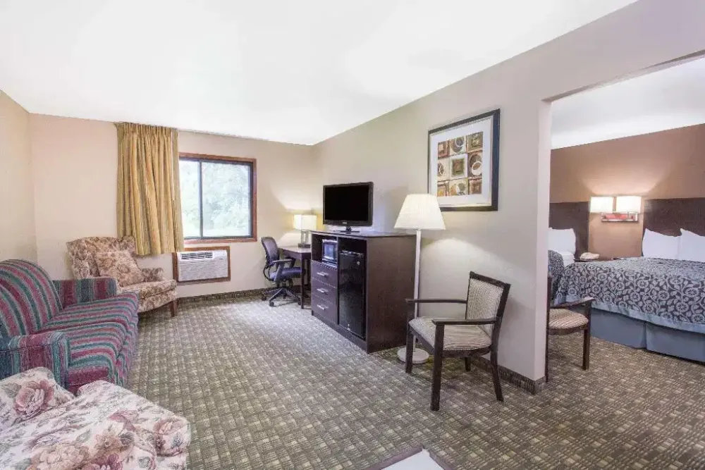Days Inn & Suites by Wyndham Waterloo