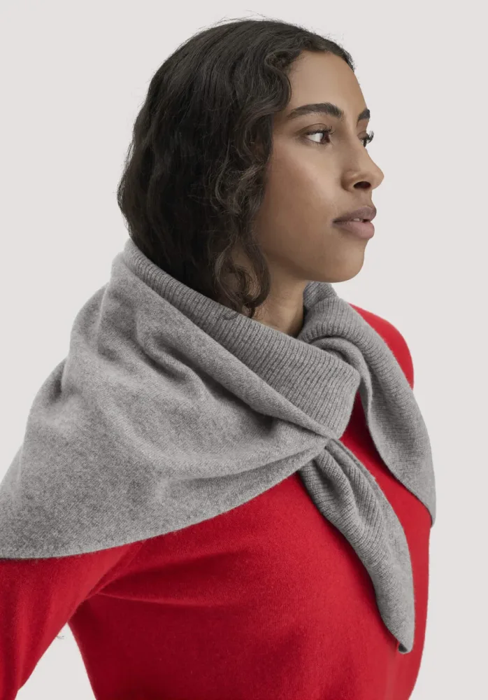 hessnatur Damen Dreieckstuch BETTER RECYCLING aus Cashmere - grau - Größe 57x125 cm