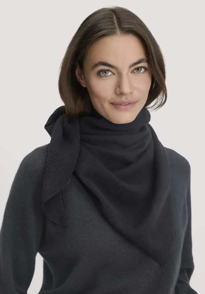 hessnatur Damen Dreieckstuch BETTER RECYCLING aus Cashmere - schwarz Grösse57x125 cm