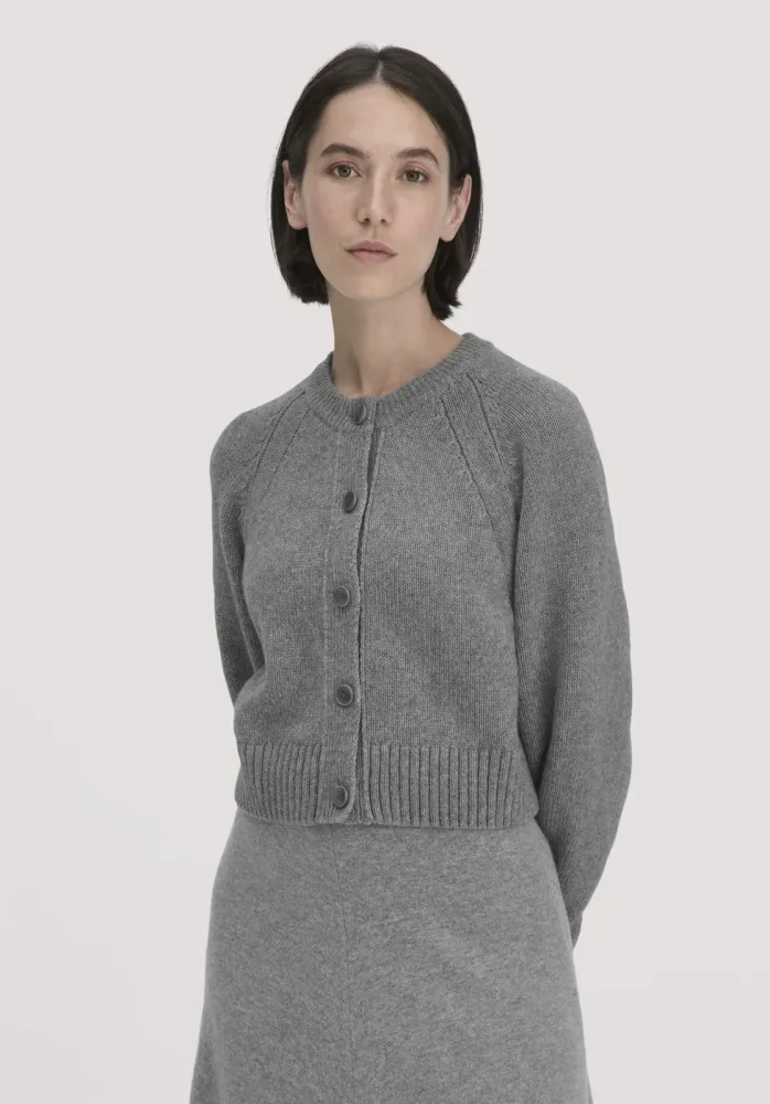 hessnatur Damen Strick Jacke Relaxed Cropped aus Bio-Merinowolle mit Bio-Baumwolle - grau GrösseL