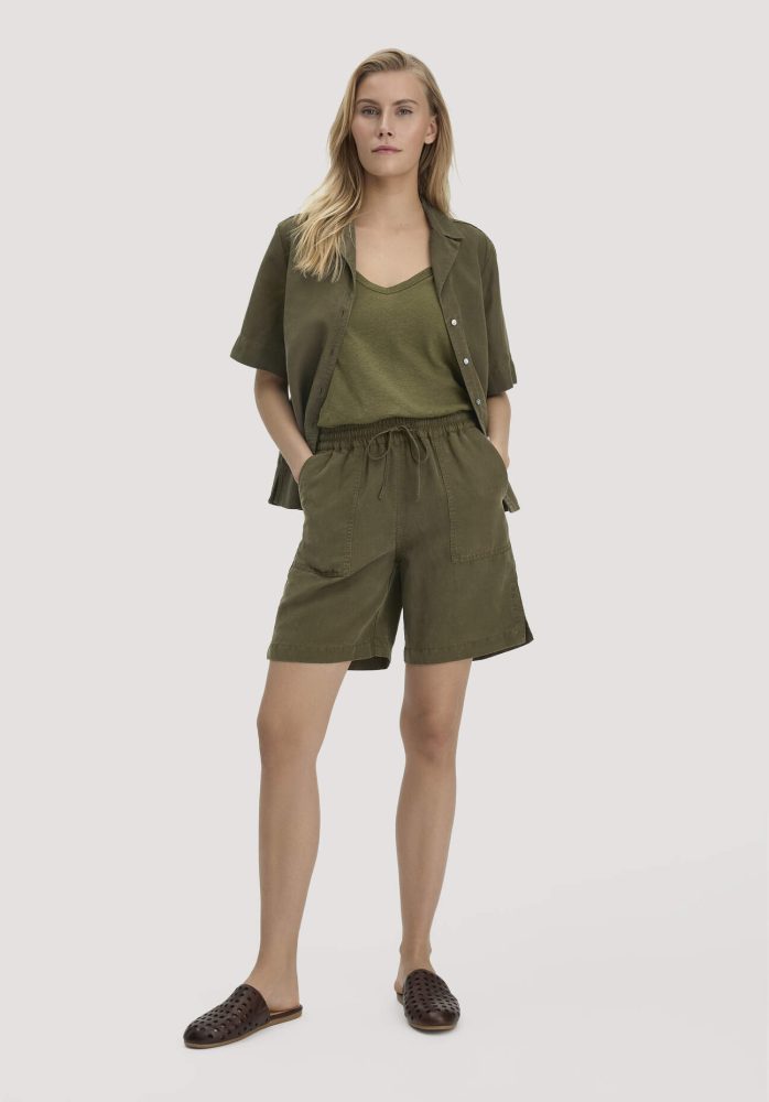 hessnatur Damen Shorts Relaxed aus weichem TENCEL Lyocell mit Leinen - grün Grösse34
