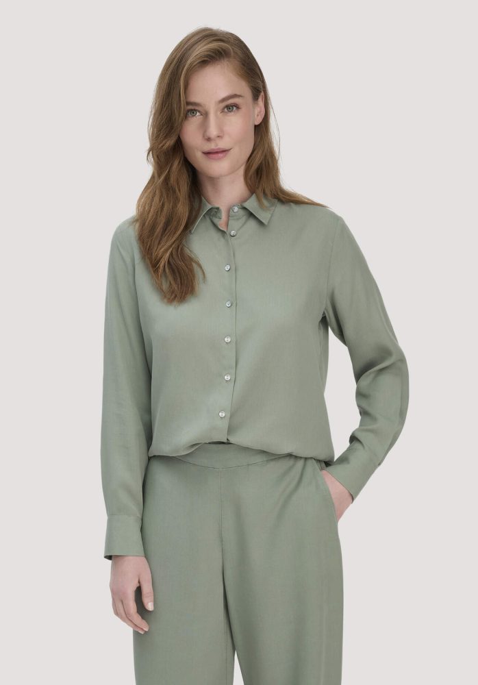 hessnatur Damen Bluse Relaxed aus TENCEL™ Lyocell - grün Grösse44