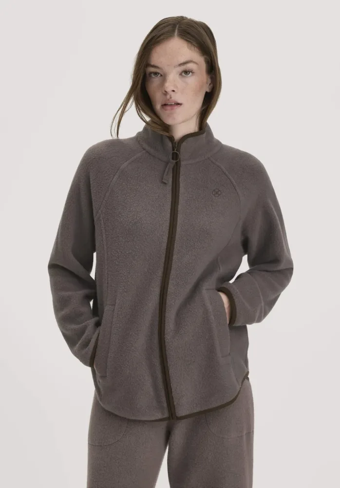 hessnatur Loungewear Fleece Jacke Relaxed ACTIVE LIGHT aus Bio-Baumwolle - lila - Größe L