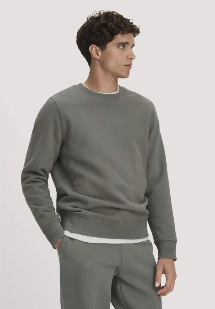 hessnatur Herren Sweatshirt Regular BETTERRECYCLING aus Bio-Baumwolle - grün - Größe S