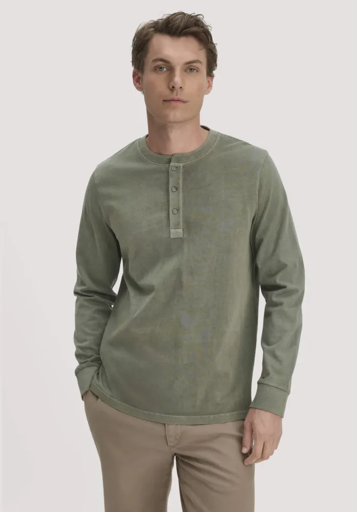 hessnatur Herren Henley Longsleeve Relaxed aus Bio-Baumwolle - grün - Größe 46