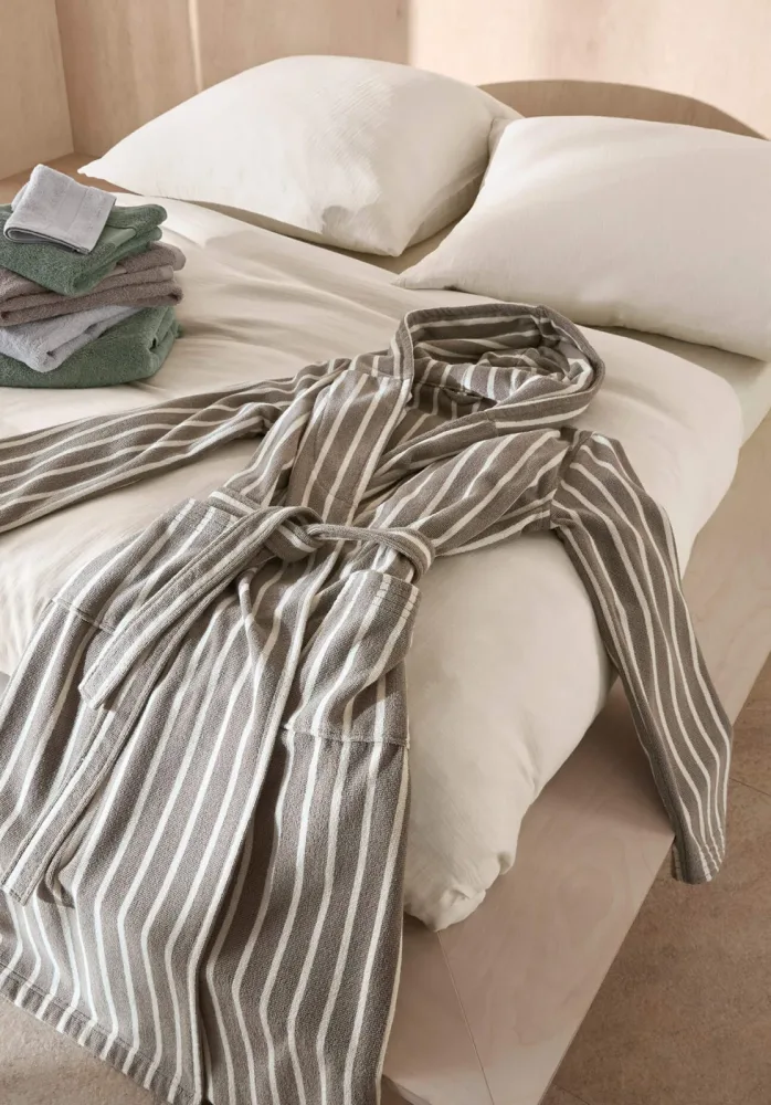 hessnatur langer Bademantel Relaxed Streifen aus Bio-Baumwolle - beige - Größe L