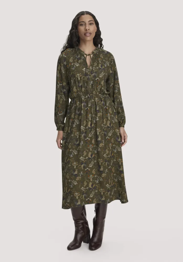 hessnatur Damen Midi Kleid Relaxed aus LENZING™ ECOVERO™ Satin - grün Grösse48