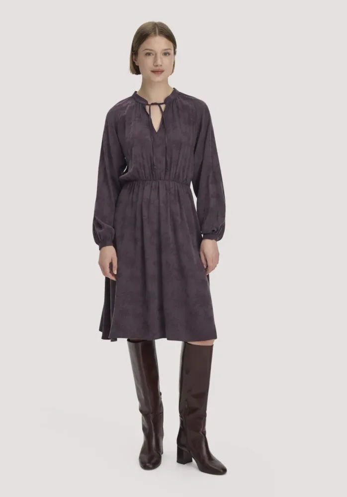hessnatur Damen Jacquard Kleid, gerafft, knielang aus TENCEL? Lyocell und LENZING? ECOVERO? Viskose - lila - Größe 38