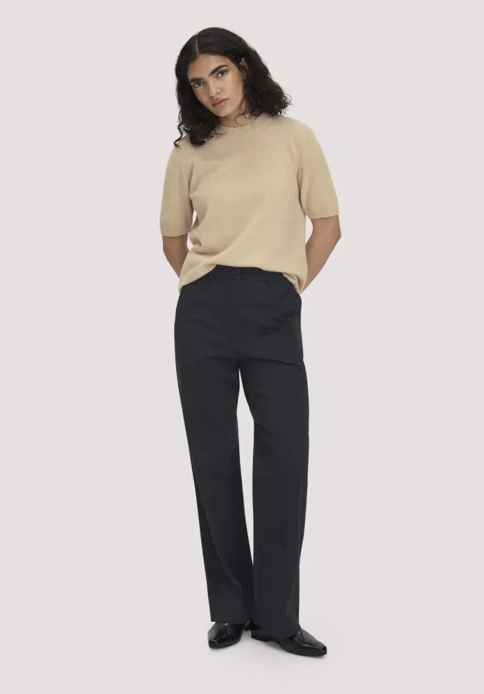 hessnatur Damen Hose Straight Leg Relaxed aus TENCEL? Lyocell mit Bio-Baumwolle - schwarz - Größe 48