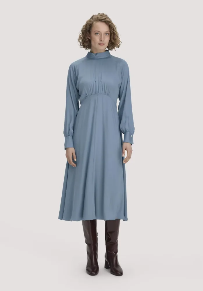 hessnatur Damen Kleid Midi tailliert aus LENZING? ECOVERO? Viskose - blau - Größe 36