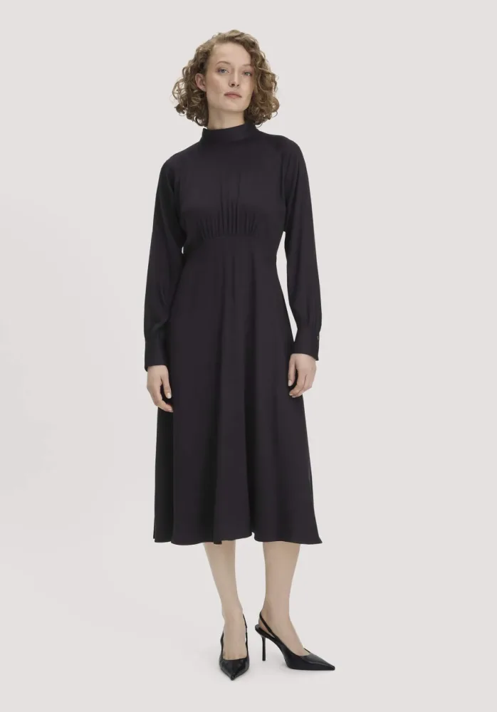 hessnatur Damen Kleid Midi tailliert aus LENZING? ECOVERO? Viskose - schwarz - Größe 40