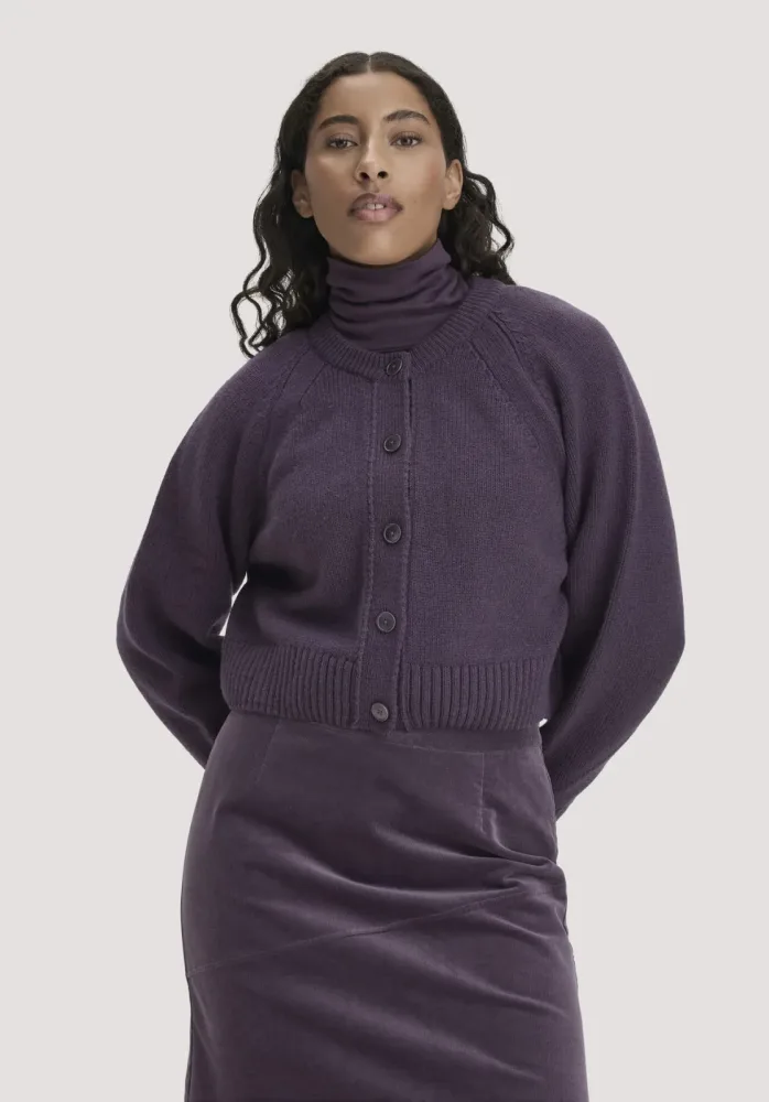 hessnatur Damen Strick Jacke Relaxed Cropped aus Bio-Merinowolle mit Bio-Baumwolle - lila - Größe M