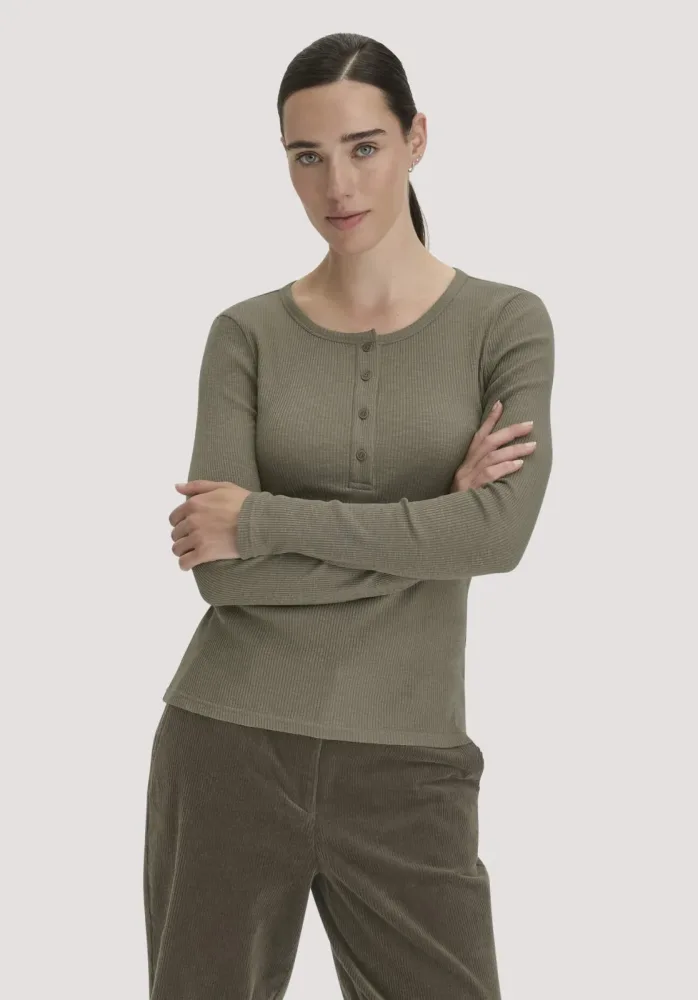 hessnatur Damen Longsleeve Henley Slim aus Bio-Baumwolle - grün - Größe 46