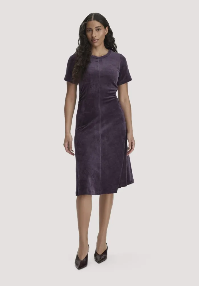 hessnatur Damen Samt-Jerseykleid kniebedeckend Slim aus TENCEL? Modal mit Bio-Baumwolle - lila - Größe 38