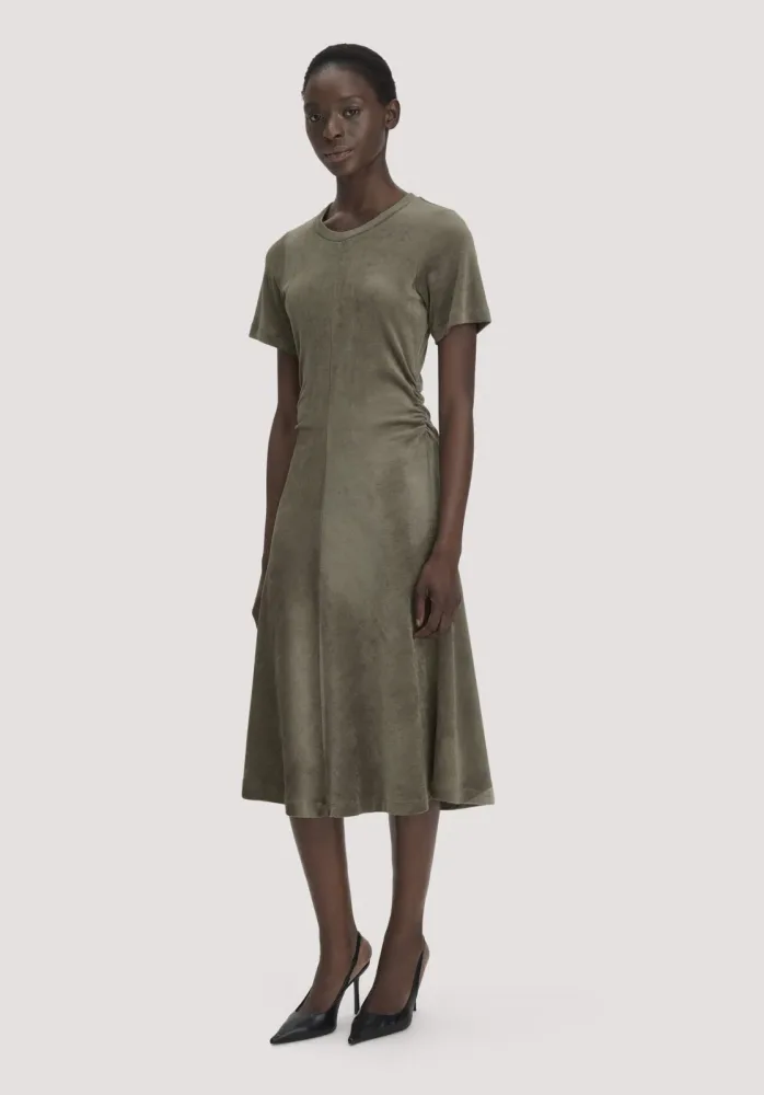 hessnatur Damen Samt-Jerseykleid kniebedeckend Slim aus TENCEL? Modal mit Bio-Baumwolle - grün - Größe 44