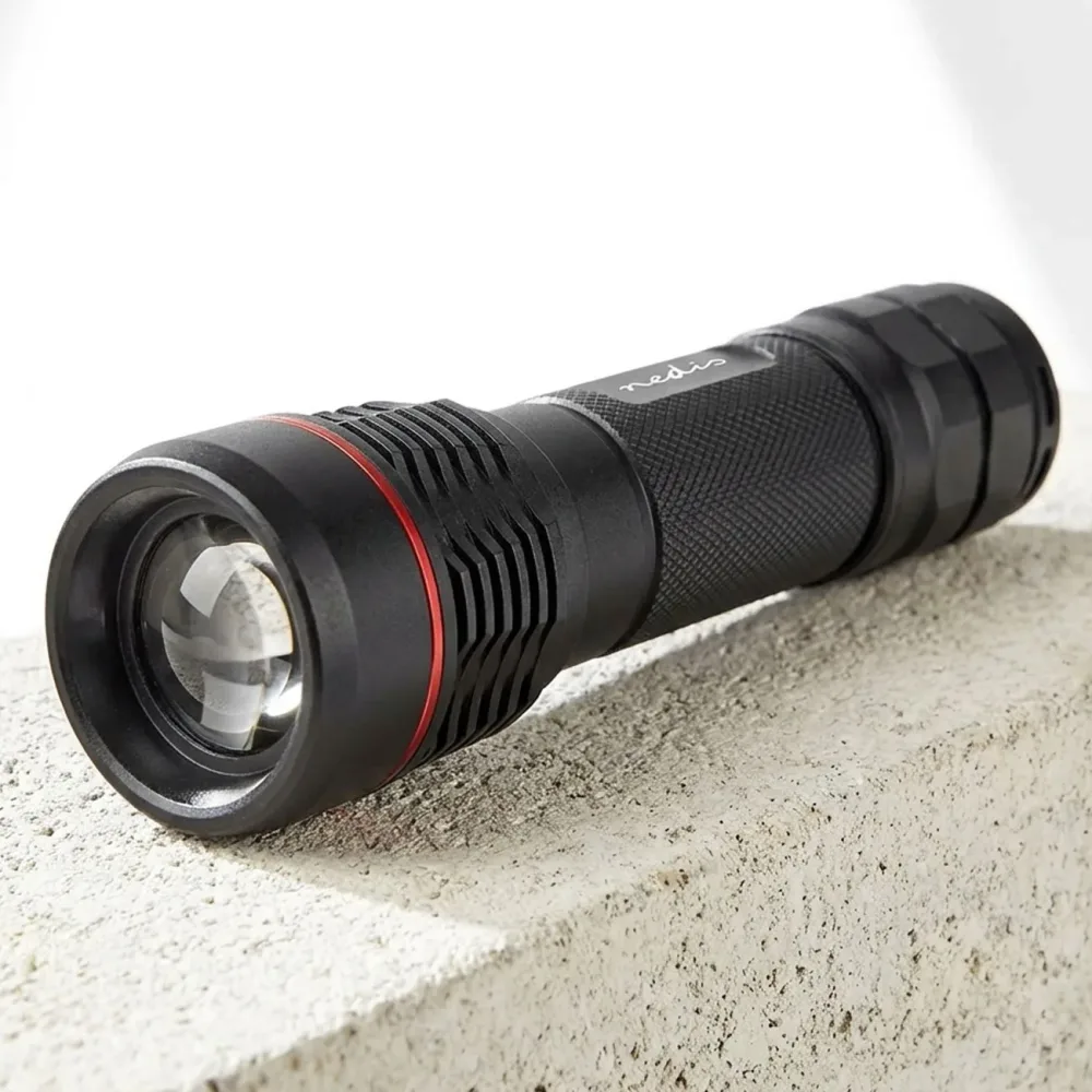 Nedis - LED Taschenlampe | Batterie betrieben | 3,7 V DC | 10 W | Gebaut -in lithium ion | Batterien enthalten | Wiederaufladbar | Angegebener leuchtender Fluss: 1000 LM | Beleuchtungsbereich: 200 m | Strahlungswinkel: 10 °, 150 mm, Schwarz