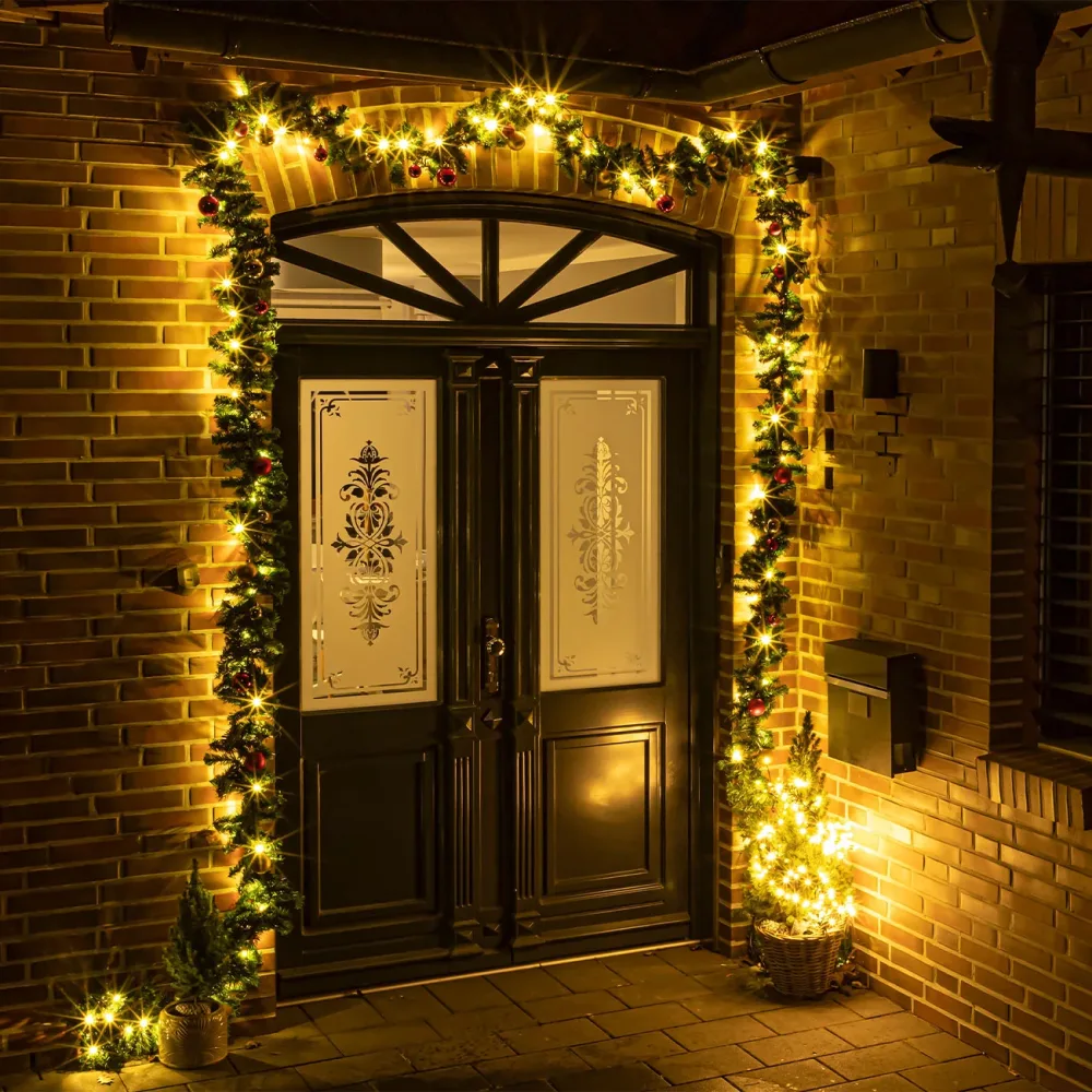 2er-Set Künstliche Tannengirlande mit LED Lichterkette und Kugeln, 500 cm