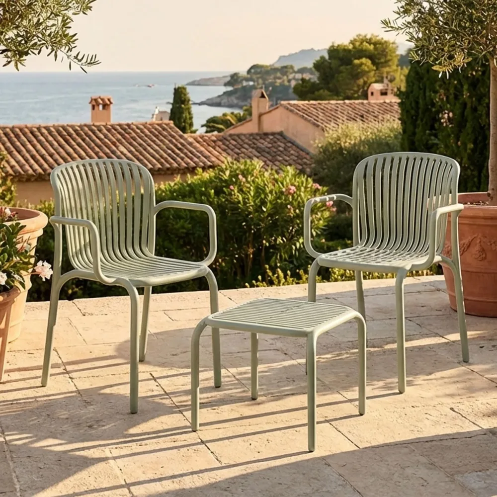 Gartenmöbel-Set: 2 Gartenstühle mit Armlehnen & Beistelltisch, beige