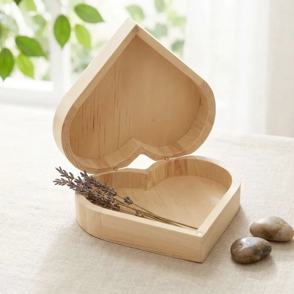 Holz-Box Herz mit Magnetverschluss, Herzdose, natur, ca. 15 x 15 x 4 cm