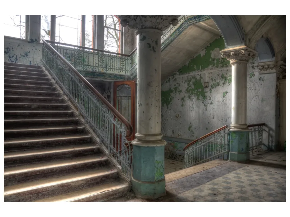 image LAND Alubild Lost Place Treppenhaus 1  | Schubiger Möbel