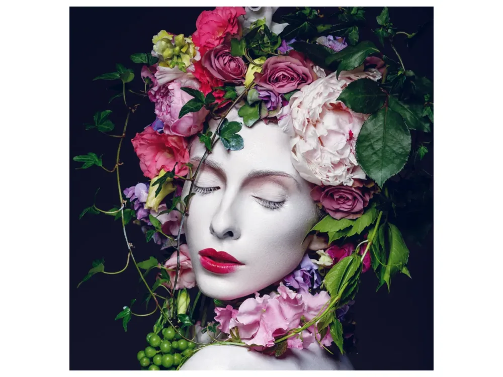image LAND Alubild Hübsche Frau mit Blumen  | Schubiger Möbel