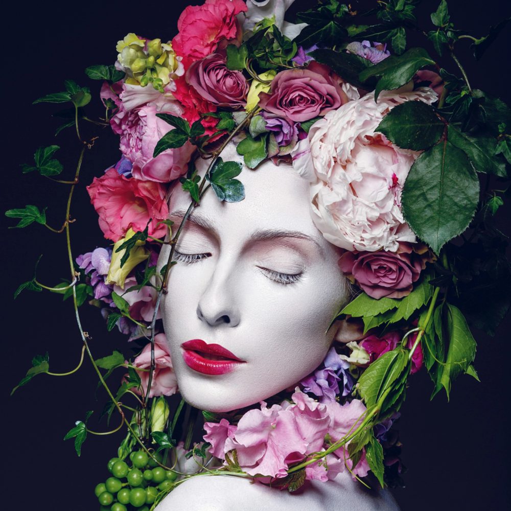 image LAND Alubild Hübsche Frau mit Blumen  | Schubiger Möbel