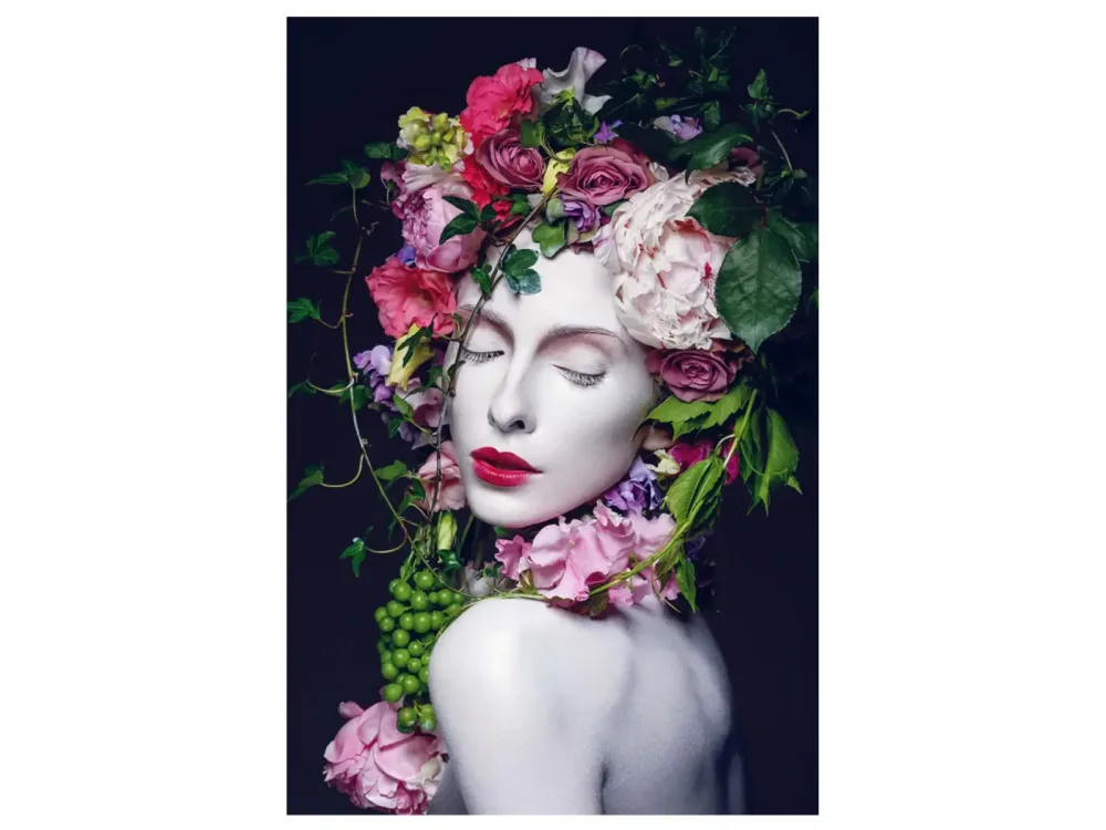 image LAND Digitaldruck auf Glas Hübsche Frau mit Blumen Perücke  | Schubiger Möbel
