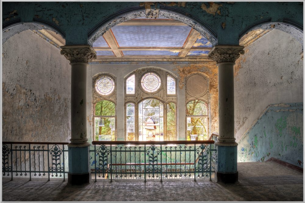 image LAND Bild mit Rahmen Lost Place Treppenhaus 2  | Schubiger Möbel