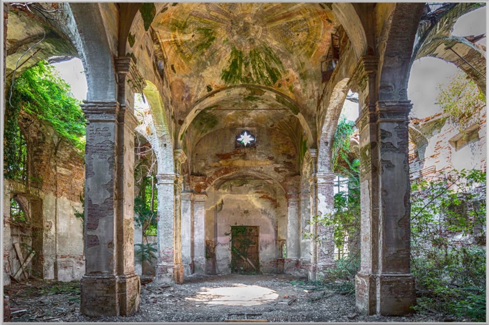 image LAND Bild mit Rahmen Verlassener Flur 2  | Schubiger Möbel