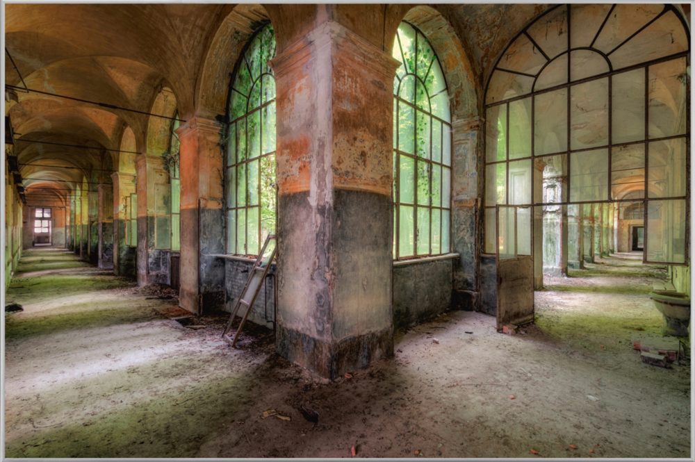 image LAND Bild mit Rahmen Verlassener Flur  | Schubiger Möbel