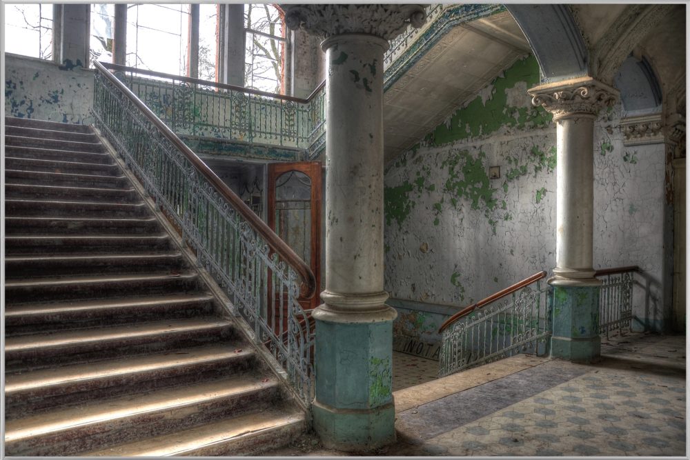 image LAND Bild mit Rahmen Lost Place Treppenhaus 1  | Schubiger Möbel