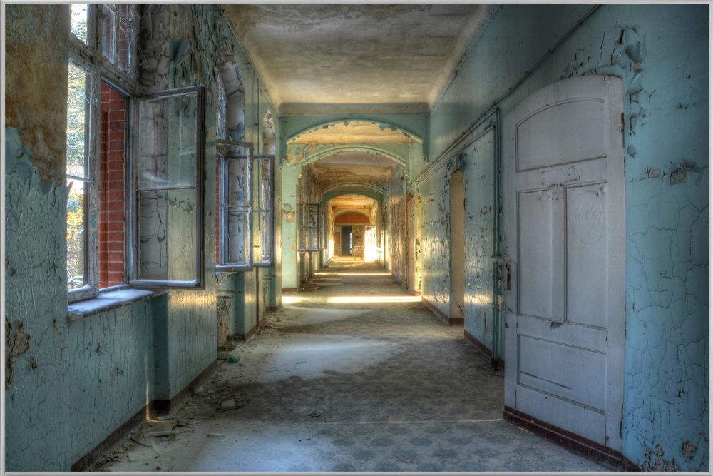 image LAND Bild mit Rahmen Lost Place Flur 1  | Schubiger Möbel