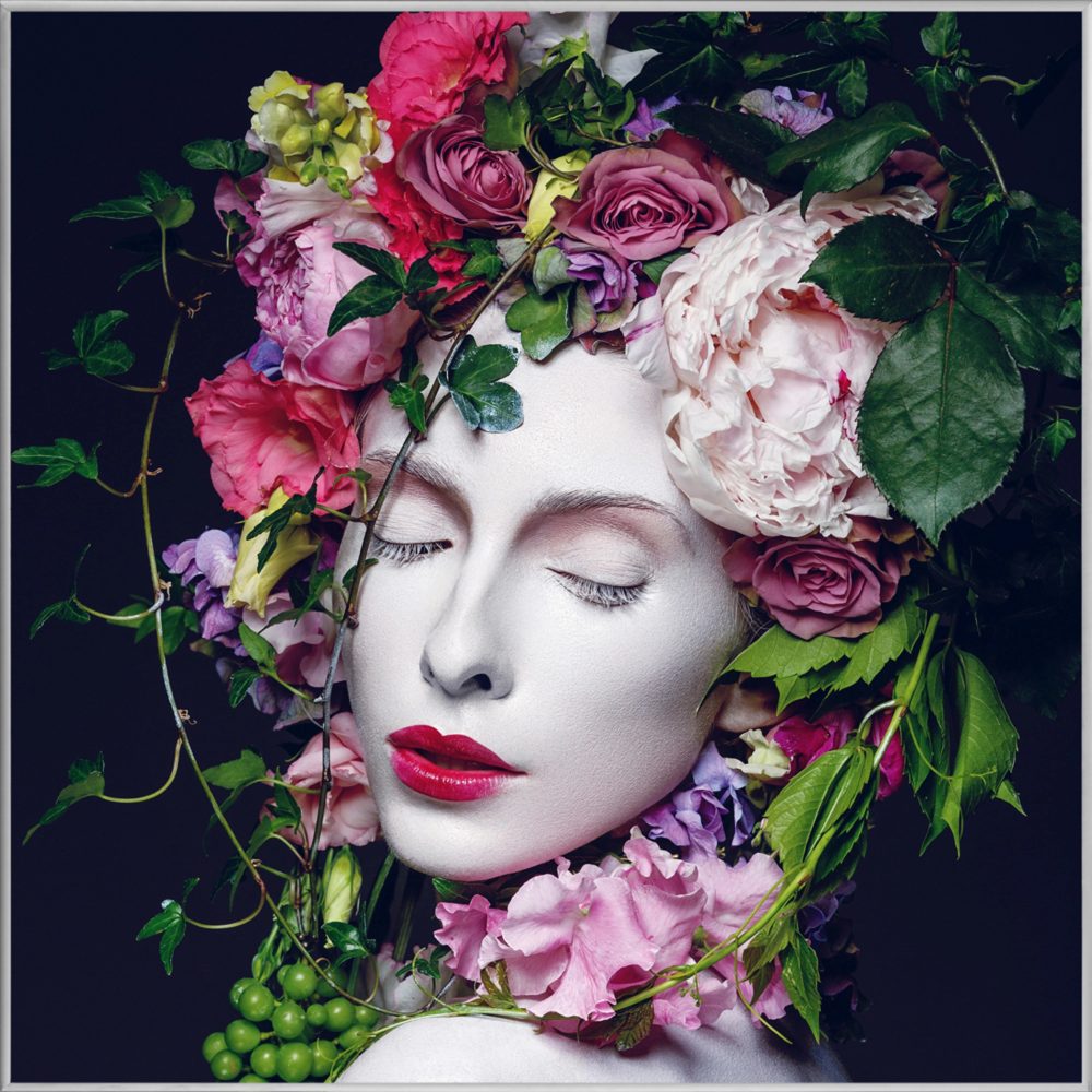 image LAND Bild mit Rahmen Hübsche Frau mit Blumen  | Schubiger Möbel