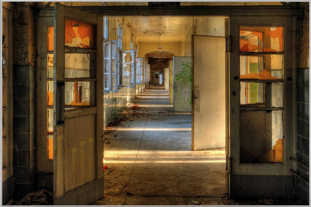 image LAND Bild mit Rahmen Lost Place Flur 3  | Schubiger Möbel