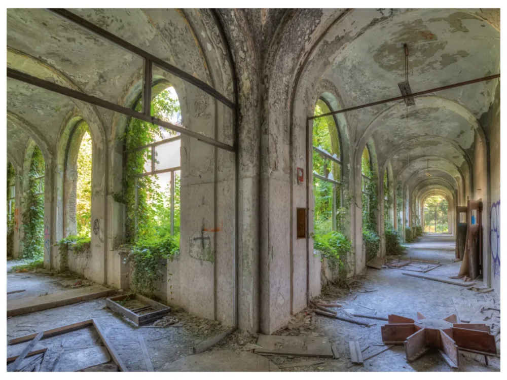 image LAND Alubild Lost Place Geteilter Flur  | Schubiger Möbel