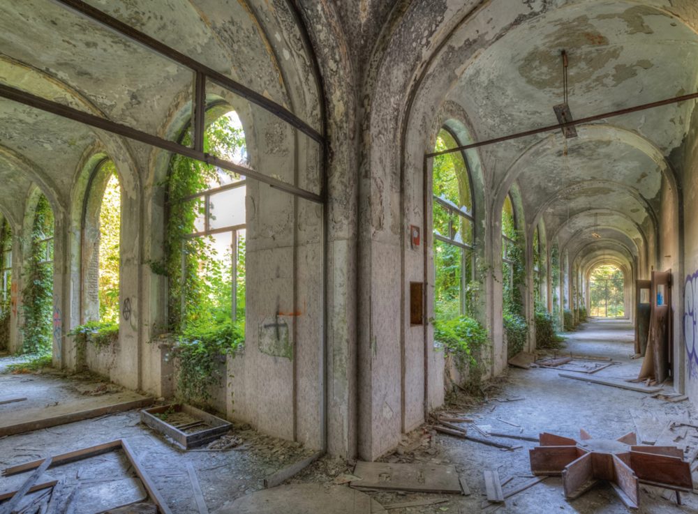image LAND Alubild Lost Place Geteilter Flur  | Schubiger Möbel