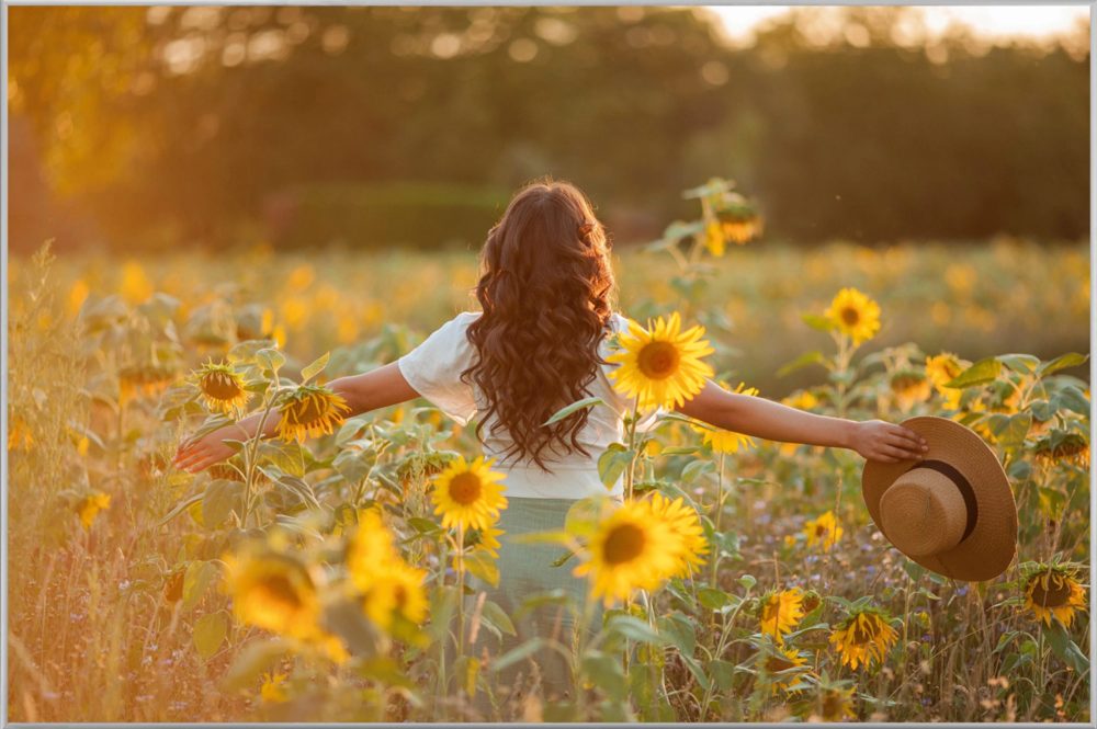 image LAND Bild mit Rahmen Mädchen im Sonnenblumenfeld  | Schubiger Möbel