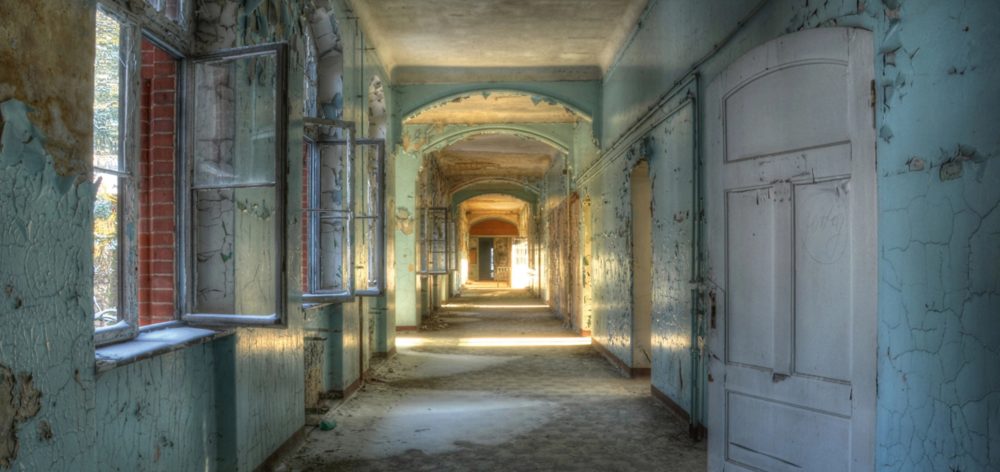 image LAND Alubild Lost Place Flur 1  | Schubiger Möbel
