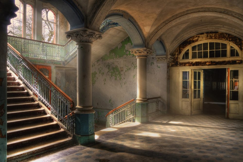 image LAND Alubild Lost Place Treppenhaus 4  | Schubiger Möbel