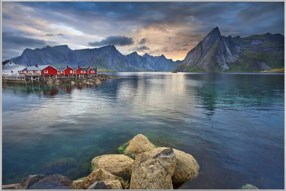 image LAND Bild mit Rahmen Skandinavisches Dorf am Fjord 2  | Schubiger Möbel