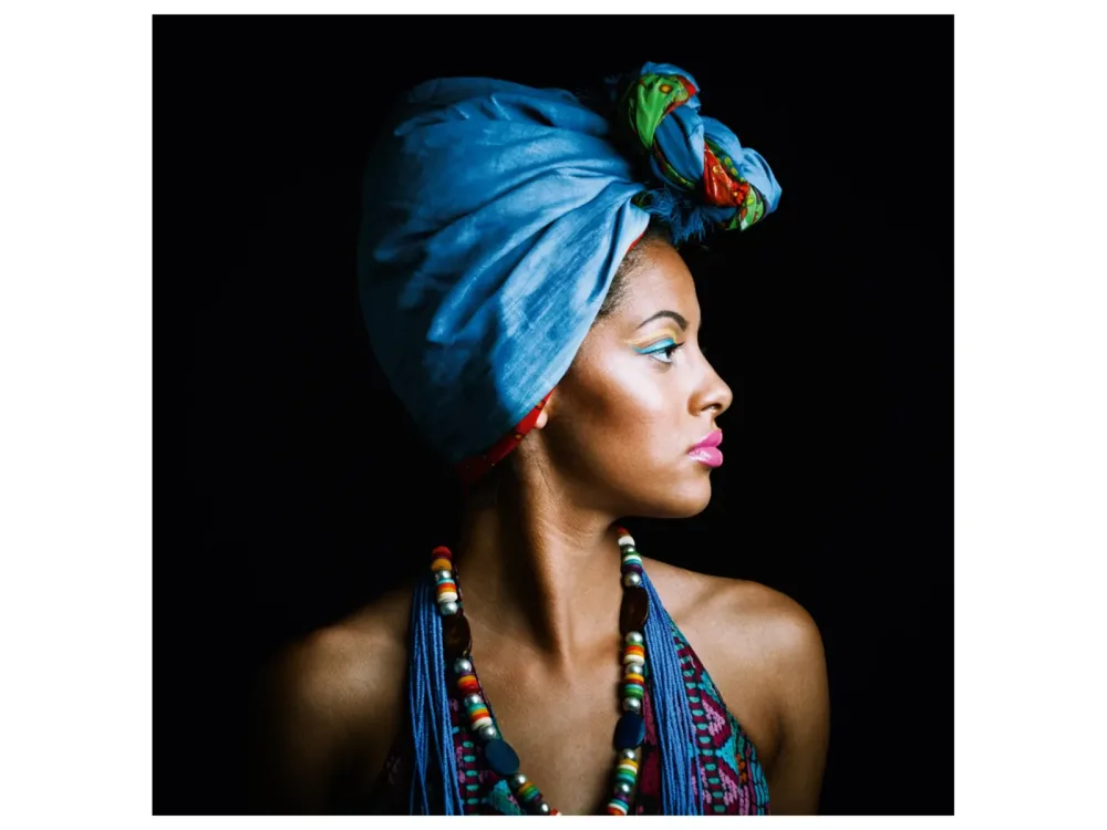 image LAND Alubild Schönheit mit Blauem Turban  | Schubiger Möbel