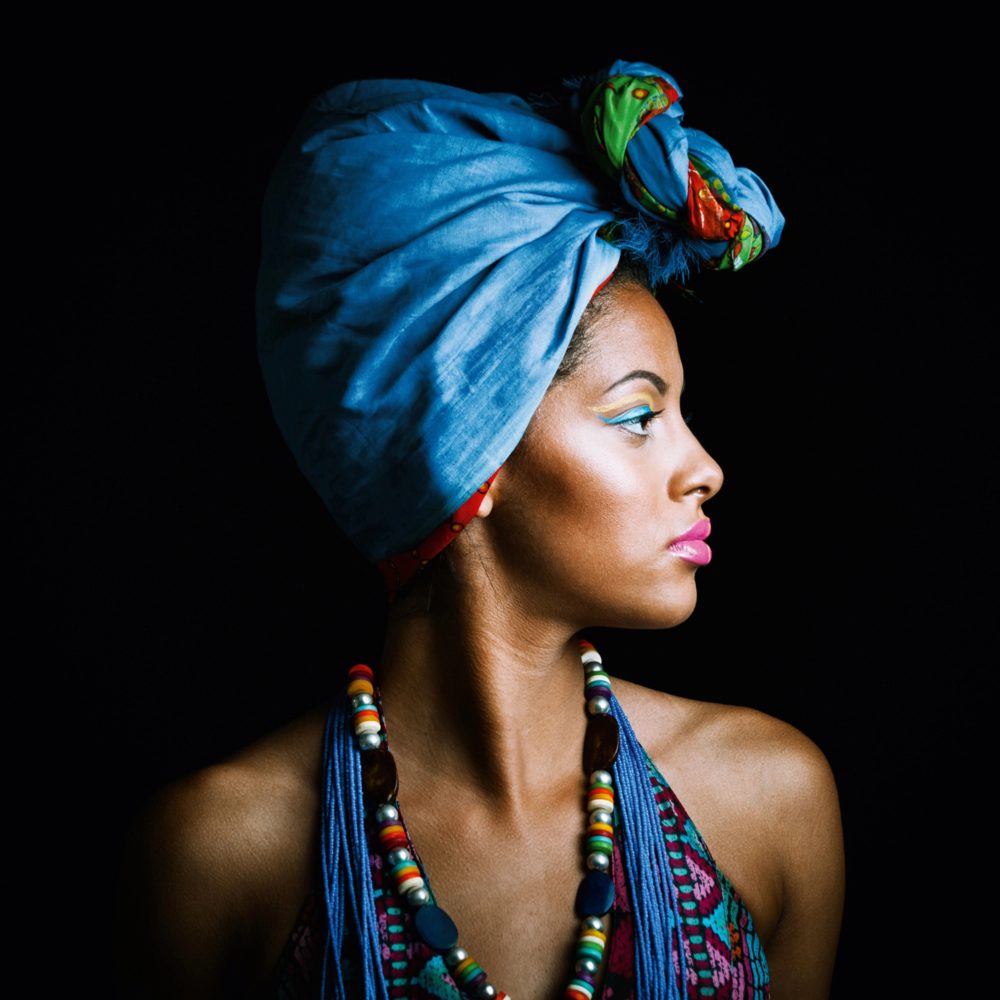image LAND Alubild Schönheit mit Blauem Turban  | Schubiger Möbel
