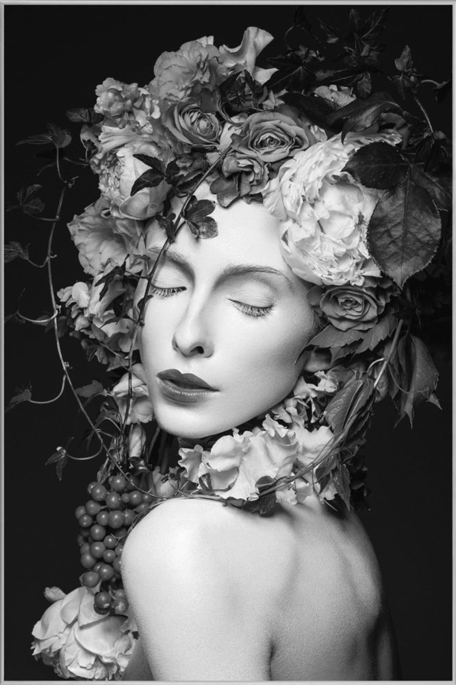 image LAND Bild mit Rahmen Hübsche Frau mit Blumen  | Schubiger Möbel