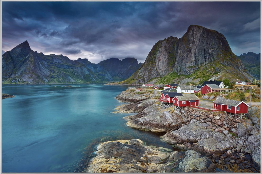image LAND Bild mit Rahmen Skandinavisches Dorf am Fjord 1  | Schubiger Möbel