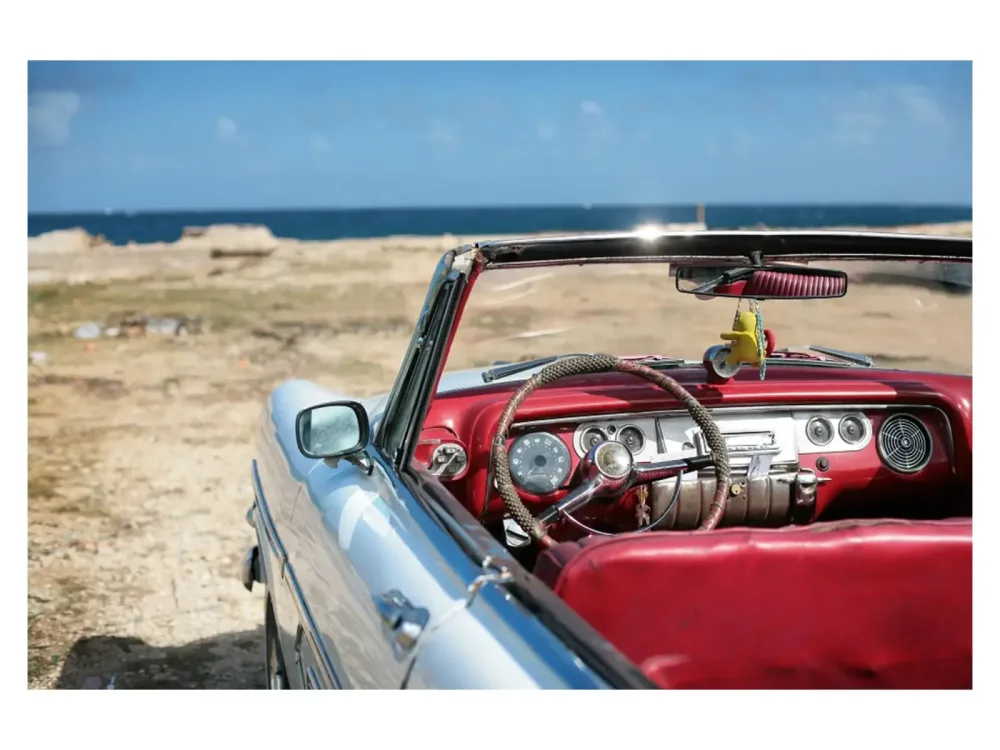 image LAND Digitaldruck auf Acrylglas Oldtimer am Strand  | Schubiger Möbel