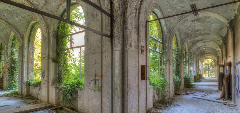 image LAND Alubild Lost Place Geteilter Flur  | Schubiger Möbel