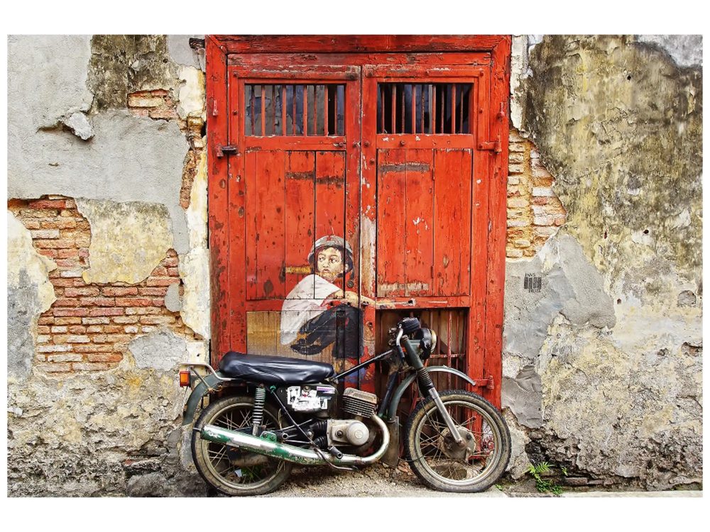 image LAND Digitaldruck auf Glas Street Art mit Moped  | Schubiger Möbel