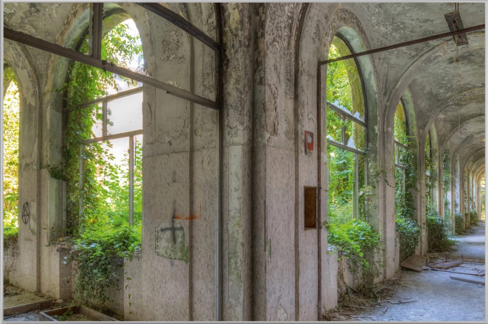 image LAND Bild mit Rahmen Lost Place Geteilter Flur  | Schubiger Möbel