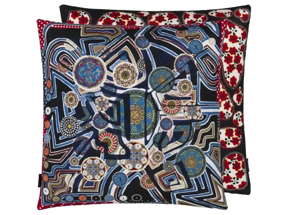 Designers Guild Kissen Omnitribe - Azur Mehrfarbig | Schubiger Möbel